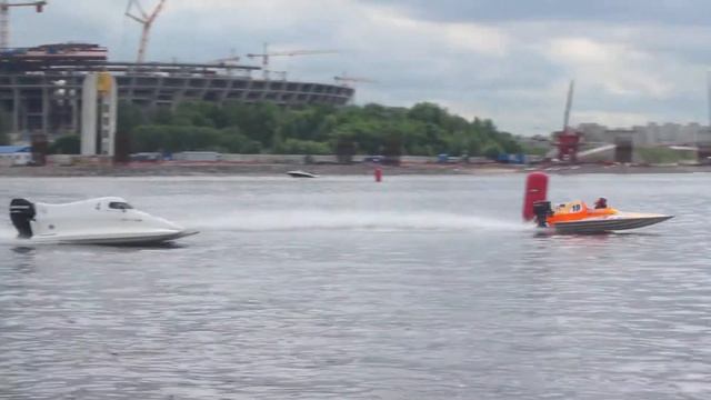 F4S vs T550 смотреть онлайн