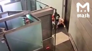 Тупая яжмать нассала на пол в аэропорту !