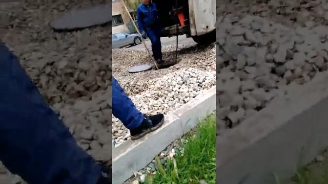 Щебням люк заволили потом откопали и воду выкачивают дом топило соседний.как то так смотреть онлайн