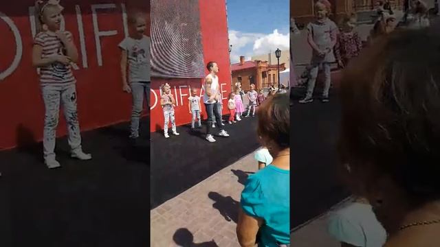 Танцевальный флешмоб 20 августа - г.Омск смотреть онлайн