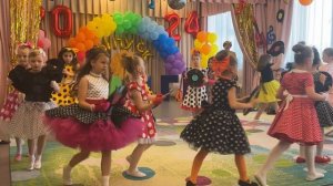 Танец «Наш сосед» с пластинками