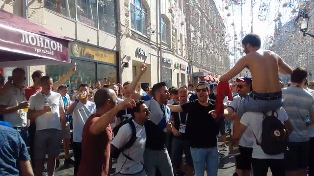 Полный трэш.Что творят английские болельщики в центре Москвы на Никольской улице смотреть онлайн