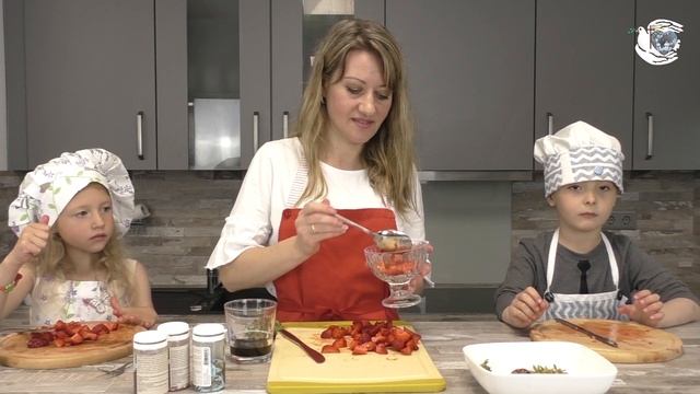 Вафли с клубникой и шоколадным соусом смотреть онлайн