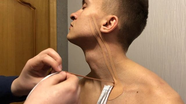 Наложение кинезио тейпа на лицо. Лимфодренажная аппликация на область нижней челюсти. смотреть онлайн