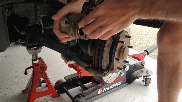 How to change Brake Pads on a Pajero + FREE BENDIX GIVEAWAY! смотреть онлайн