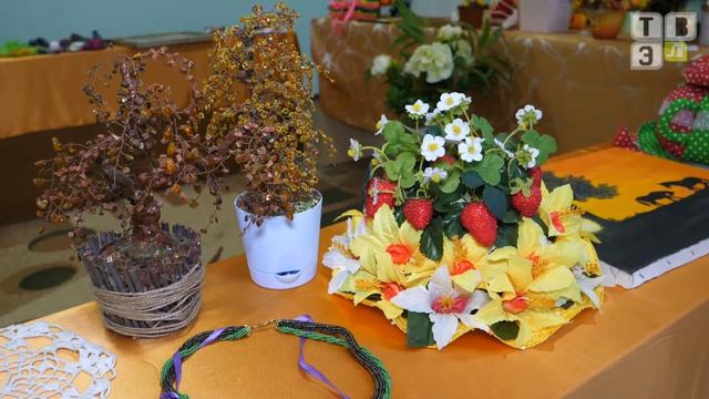 ТВЭл - В детском саду “Колокольчик” открыта выставка “Золотые руки наших мам”. (16.11.18) смотреть онлайн