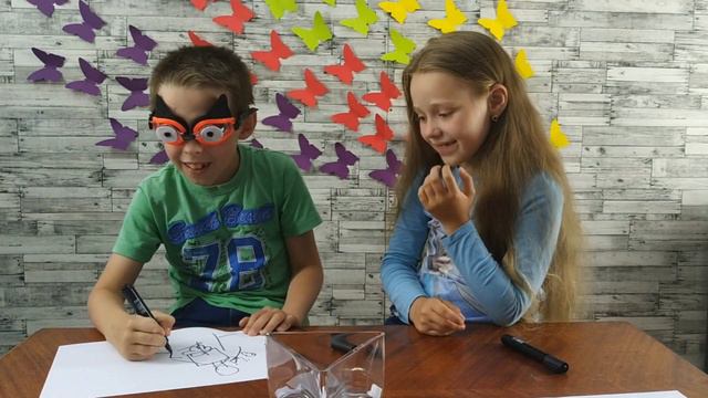 НАМАЛЮЙ З ЗАКРИТИМИ ОЧИМА ЧЕЛЕНДЖ! Рисуем вслепую!Попробуй отгадай!CHALLENGE смотреть онлайн