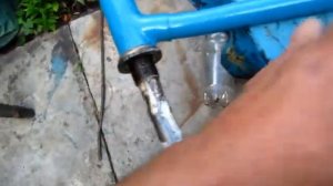 Собираем передную вилку, устанавливаем на раму велосипеда и крепим руль