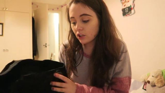 STORYTIME: RIPPED MY PANTS AT WORK! | VLOGMAS DAY TWELVE смотреть онлайн