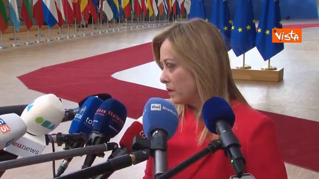 Meloni: "Inopportuno l’invito di Macron a Zelensky" смотреть онлайн