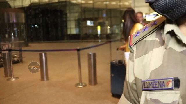 Akansha Puri Spotted At Mumbai Airport ✈️? || Bollywood Mastiz смотреть онлайн