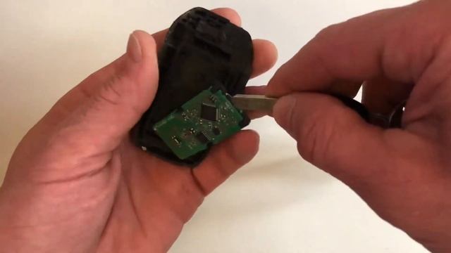 Как заменить батарейку в автомобильном ключе #Тойота# ( Хайлюкс , Камри , Прадо , ) смотреть онлайн