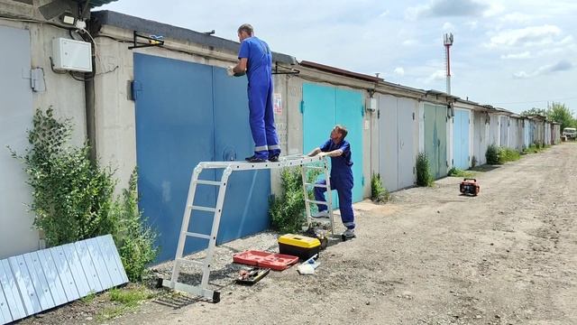 Монтаж Козырька / навеса на гараже . процесс