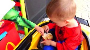 SPIDERMAN MCDONALDS ЧЕЛОВЕК ПАУК в МАКДОНАЛЬДС DRIVE THRU Prank! Burger Joker Hulk Spiderbaby