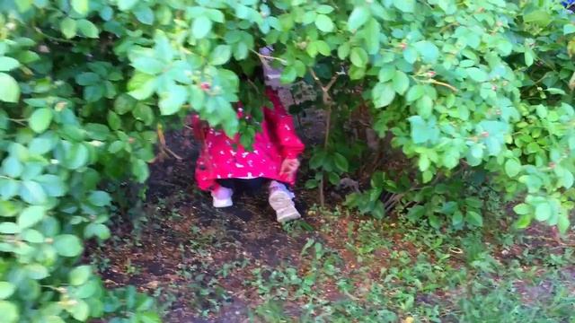 Игры с подружкой на улице @ulyana_stories смотреть онлайн