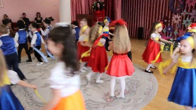 Утренник 8 Марта в детском саду | Начальный выход [Студия Отражение - VideoReflex] смотреть онлайн