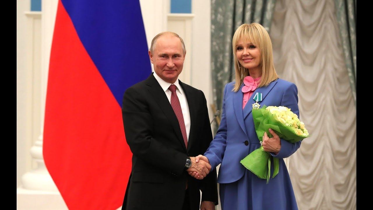 Владимир Путин вручил Валерии Орден Дружбы смотреть онлайн