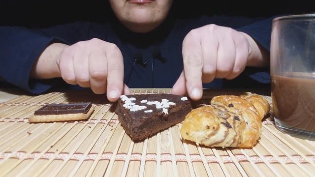 ☆LEFTOVER DESSERTS AT BREAKFAST | CHOCOLATE | SLURPING SOUNDS | #MUKSLURPASMR смотреть онлайн