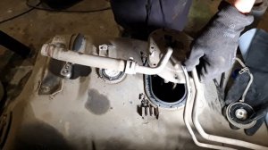 Разбираю бензобак на Toyota Hilux Surf KZN185 1KZ-TE