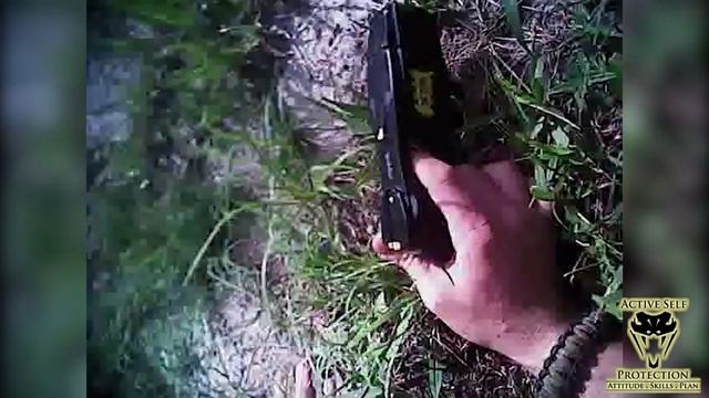 Bystander Rushes in to Help Officer in Need | Active Self Protection смотреть онлайн