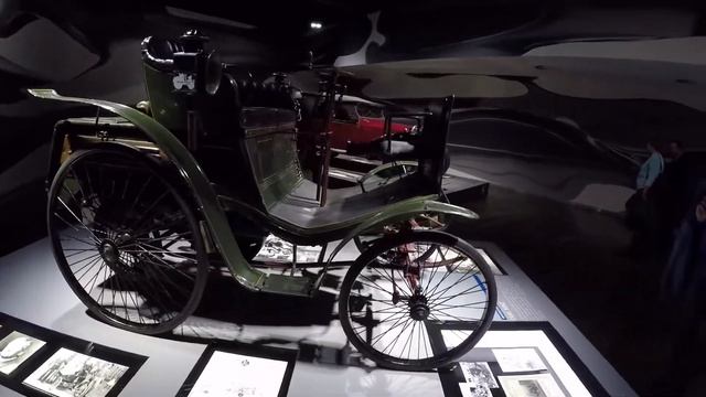 Benz Velo Comfortable 1899 года  Первый серийный четырехколесный   автомобиль.