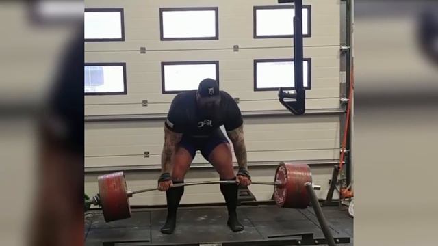 THOR THROWS SHADE AT EDDIE HALL - 501kg Deadlift Record смотреть онлайн