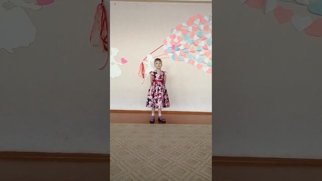 Гончарова Геля читает стихотворение «Мама спит, она устала», автор Е А Благинин смотреть онлайн