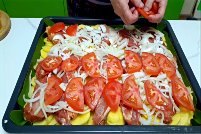 БЕРУ КАРТОФЕЛЬ И МЯСО , ВСЕ НАРЕЗАЛИ И В ДУХОВКУ. готовлю вкусный ужин. смотреть онлайн