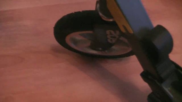 Doc Van и самокат для взрослых и детей. Катание и прыжки на самокате.Drive scooter Maxi. смотреть онлайн