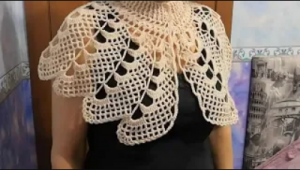 Пелерина, накидка ажурная крючком. Ажурная накидка крючком для начинающих. 1Часть. (720p).mp4