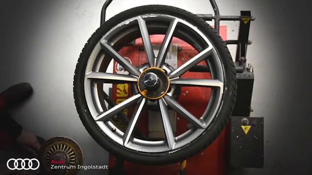 Reifenmontage mittels einer Montiermaschine - Räderwechsel im Audi Zentrum Ingolstadt смотреть онлайн