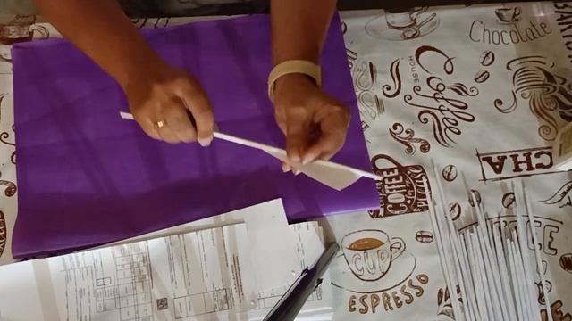 лайфхак по кручению газетных трубочек из офисной бумаги. смотреть онлайн