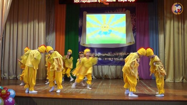 Младший состав студии "Ритм и мы" с танцем "Переполох в курятнике" смотреть онлайн