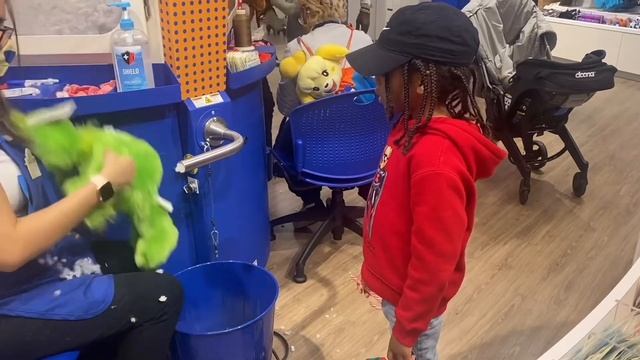 VLOGMAS - BUILD-A-BEAR Workshop !! 12 Days UNTIL CHRISTMAS!! смотреть онлайн