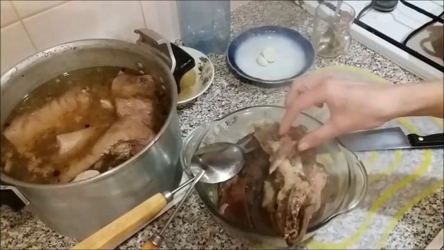 Не думала, что мясной рулет в бутылке приготовить так просто. Сочный домашний сальтисон. смотреть онлайн