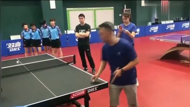 Former Olympic Champion Yan Sen | Serves Tutorial 阎森發球教学 смотреть онлайн