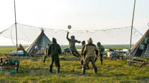 Как играют в волейбол в тундре. Рыбацкая сеть и тучи комаров.