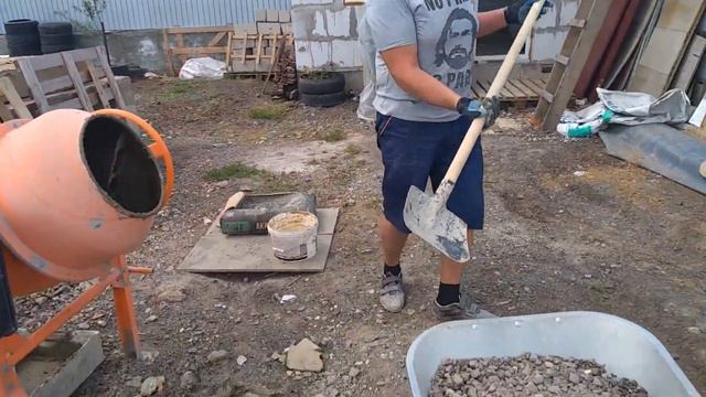 Делаем раствор и заливаем между плит смотреть онлайн