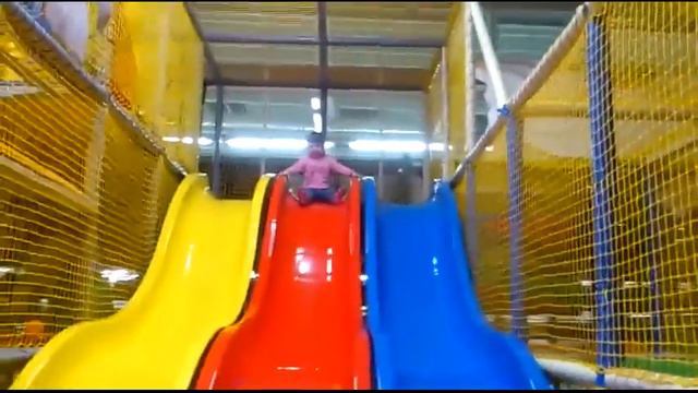 Гуляем по торговому центру,играем,катаемся на горке и прыгаем на батуте Play on the playground смотреть онлайн