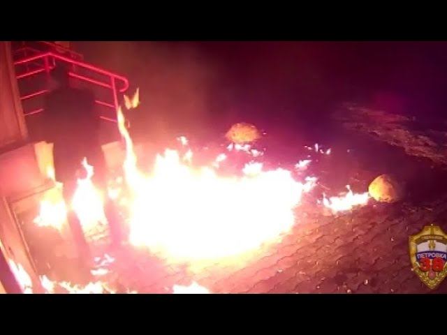 Задержан мужчина, пытавшийся поджечь посетителей бара смотреть онлайн