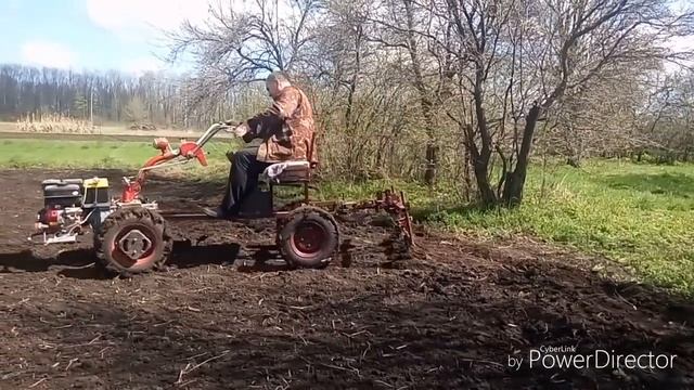 Утро в сeльской мeстности. Культивация, фрезеровка почвы. смотреть онлайн