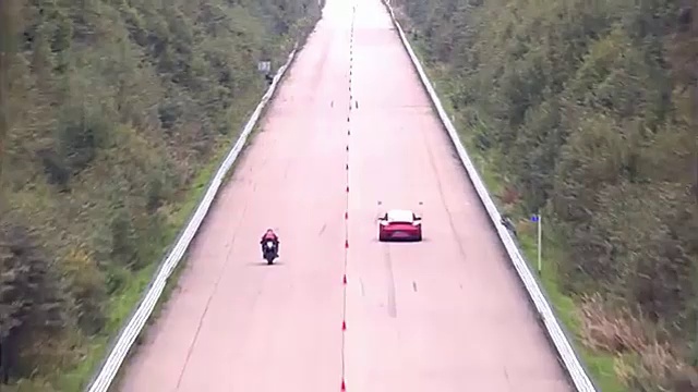 Автомобиль против мотоцикла