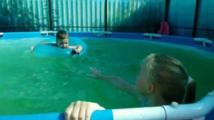 Водяная воронка в бассейне. Мирон и девочки весело купаются в бассейне.