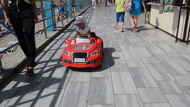 Крым Гурзуф 2016 июль - Катаемся на электро автомобиле по набережной смотреть онлайн