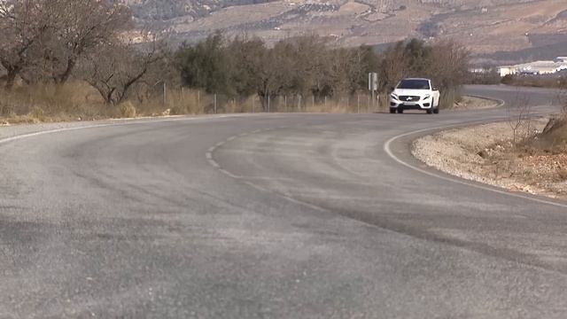 Mercedes-Benz GLA 250 4MATIC cirrus white Driving Video | AutoMotoTV смотреть онлайн
