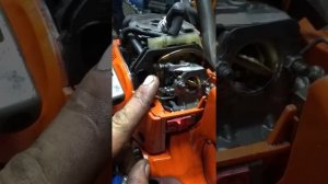 Husqvarna 137 , 142 исправляем повреждение топливного шланга.