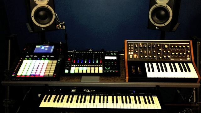 corona love Roland MC-707 + Moog Subsequent 25 minimal techno смотреть онлайн