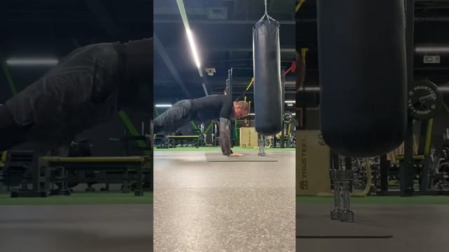 В упоре лежа перемещаем руки смотреть онлайн