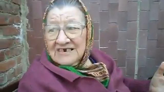 Бабуля рассказывает анекдот. Прикол. Угар. Смешно. смотреть онлайн