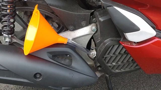 HOWTO: Honda PCX 125/150 Oil Change смотреть онлайн